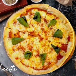 Pizza Xúc Xích Tươi và Sốt Rau Chân Vịt